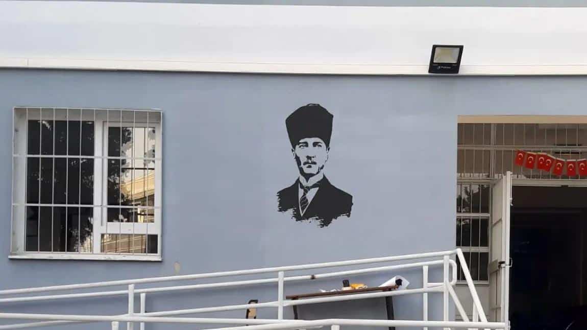 Okul Duvarına Atatürk Resmi Çizildi.