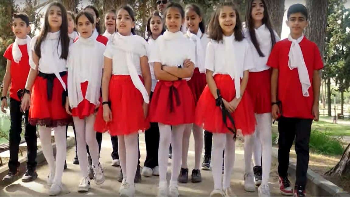 Yeşilpınar Ortaokulu Çocuk Korosu Orda Bir Köy Var Uzakta Şarkısını Seslendirdi.